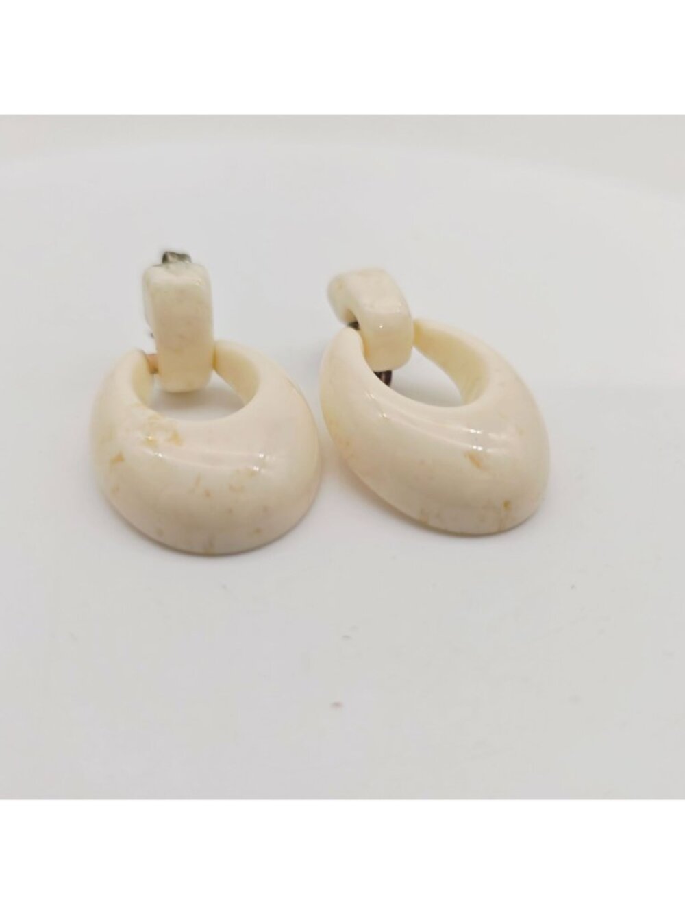 Vintage 1970s Cream Clip-On Lucite Earrings Oval Hoops Retro Jewelry UV Reactive - Picture 3 of 7